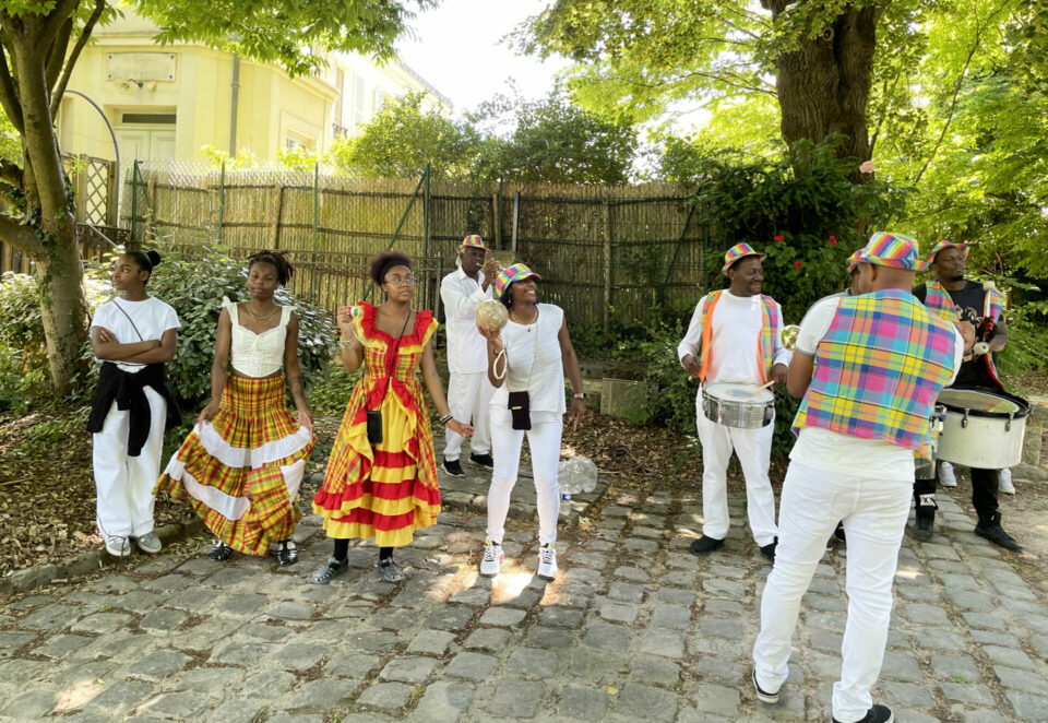 La danse d'encouragement aux participant·es