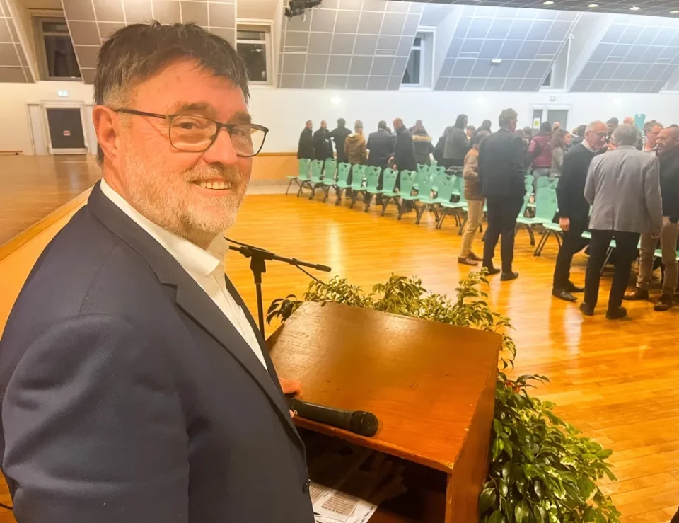 Mr Lagrange a la tribune devant une assistance d'une trentaine de personnes