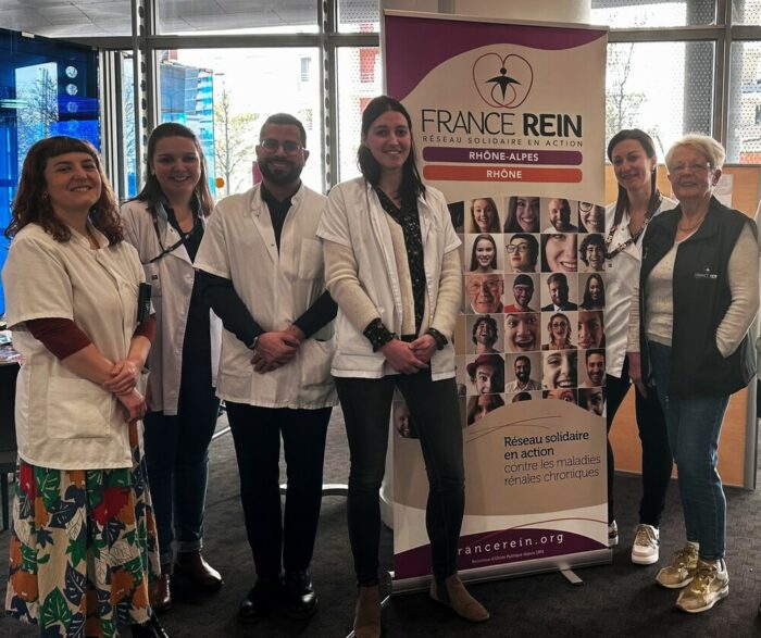 Les bénévoles et professionnels de santé impliqués dans le dépistage de la maladie rénale sur le stand France Rein à l'hôpital privé Mermoz de Lyon