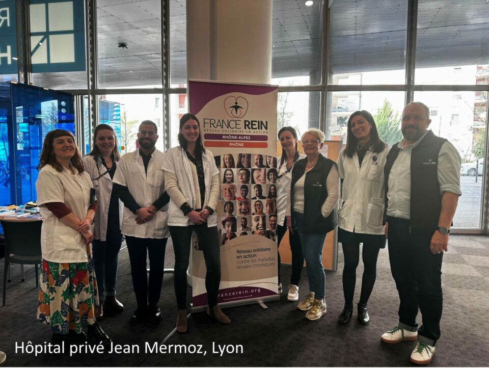Hôpital privé Jean Mermoz, Lyon. Bénévole et professionnels de santé devant le stand de France Rein Rhône