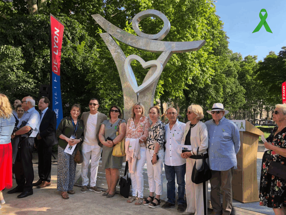 La sculpture renaissance, symbole du don d'organe, après dévoilement place Raspail.