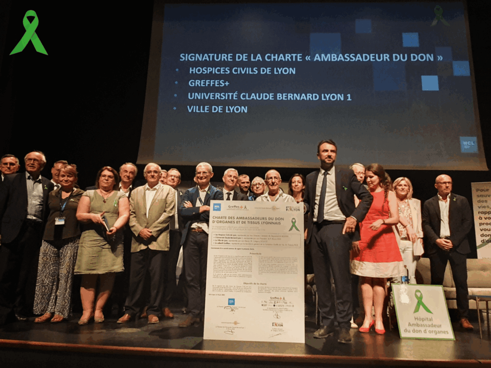 La charte "Ambassadeur du don" après signature par les différents acteurs de la journée