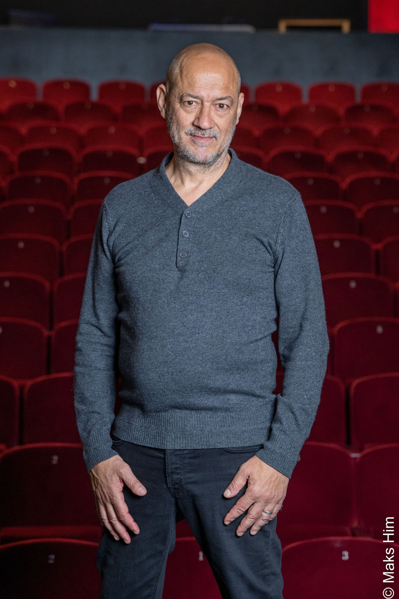 Portrait de Thierry Roudil dans une salle de théâtre