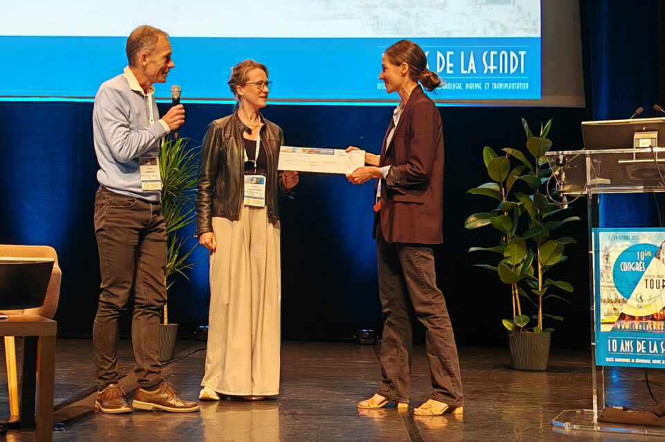 Remise du chèque de 20000 euros au Dr Gabrielle Normand, lauréate de la bourse de recherche sur l'IRC France Rein 2025.